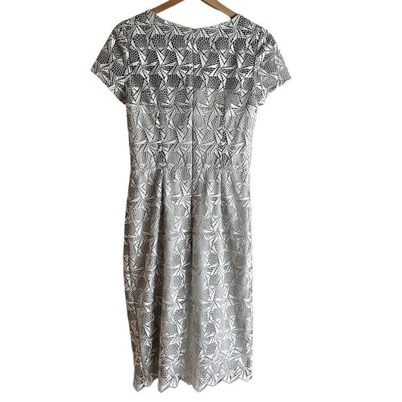 David Meister Lace Overlay Sheath Cocktail Dress in Metallic Silver Geo, Size 6 - Picture 9 of 14
